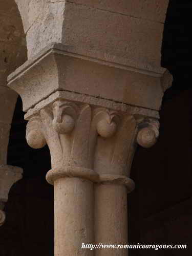 CAPITEL DE LA GALERÍA PORTICADA